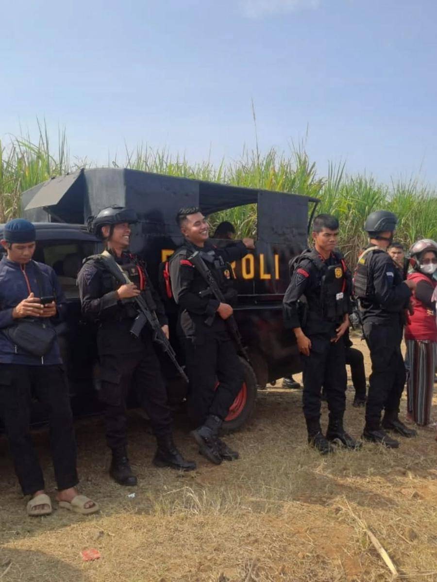 Anggota Brimob bersenjata lengkap bertugas mengawal panen tebu PTPN Takalar