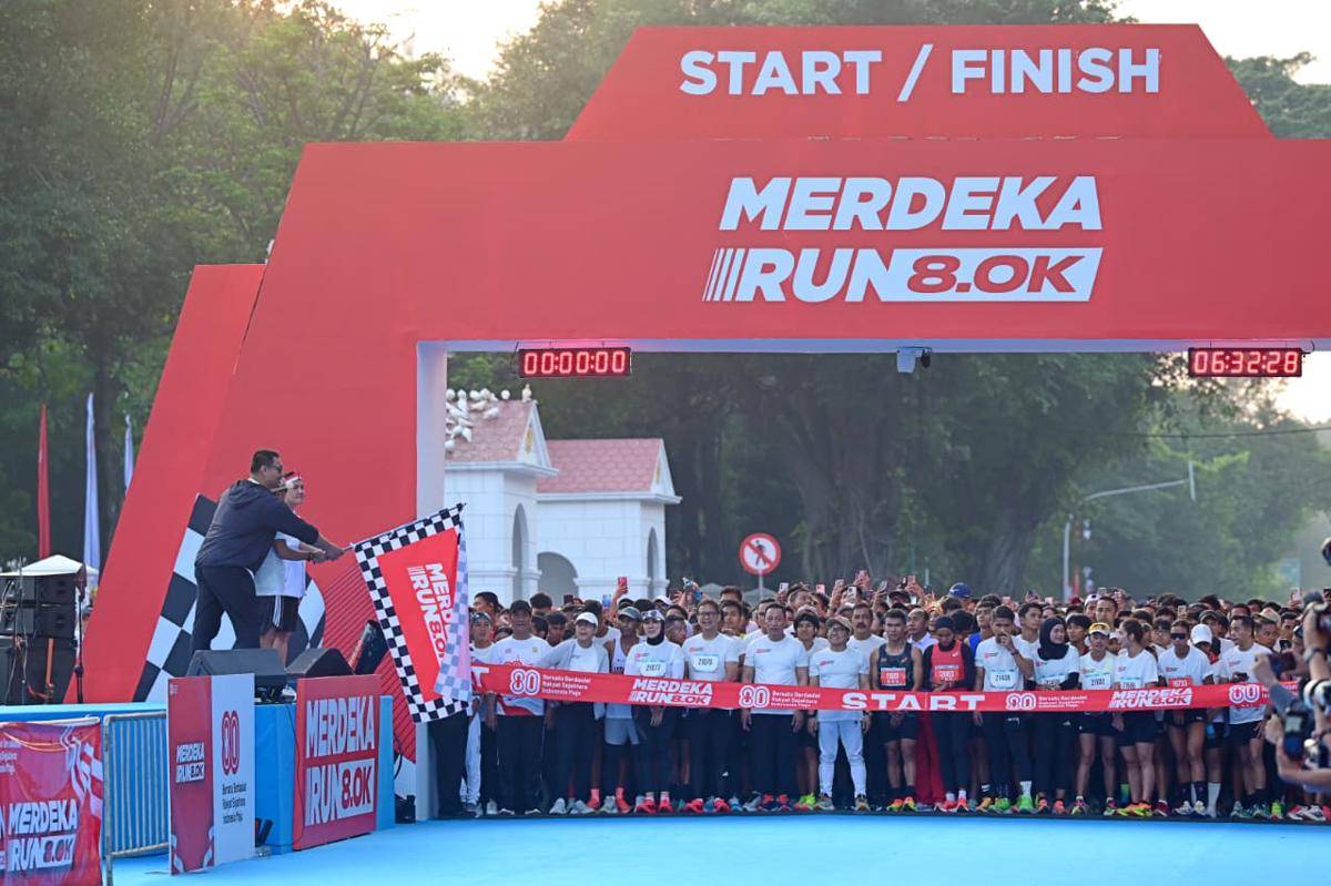 Masyarakat ikut kegiatan lari Merdeka Run 8,0 kilometer untuk memeriahkan HUT ke-80 RI. (Dokumentasi Biro Pers Sekretariat Presiden)