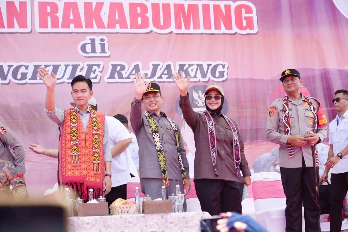 Gibran bersama Gubernur Kalbar dan Bupati Mempawah.