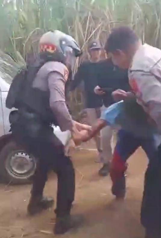 Sejumlah aparat kemanan dari Kepolisian diduga melakukan penganiayaan terhadap petani di Polongbangkeng, Takalar, Sulawesi Selatan, Sabtu (23/8/2025)