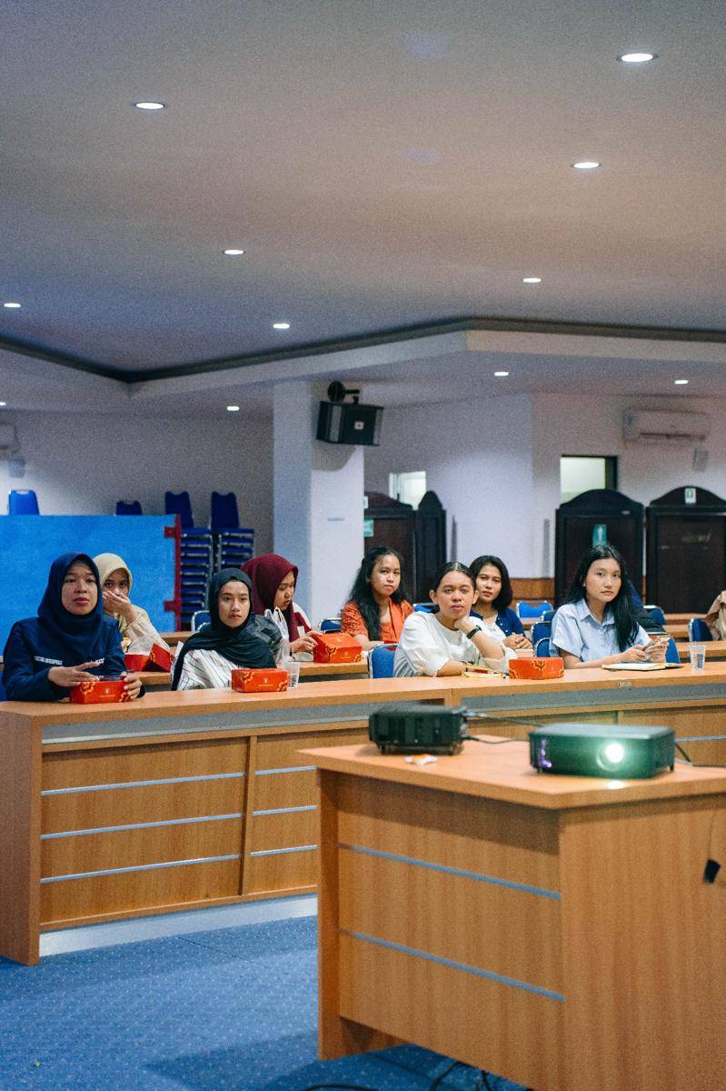 Mahasiswa Unhas mengikuti training pengenalan konsep decluttering yang digelar Astra Honda Motor, Kamis (21/8/2025)/Istimewa