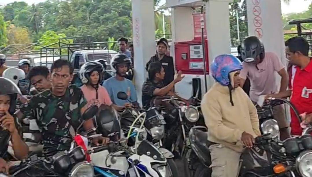 Antrean BBM di Sumba Barat Daya, NTT, yang membludak. 