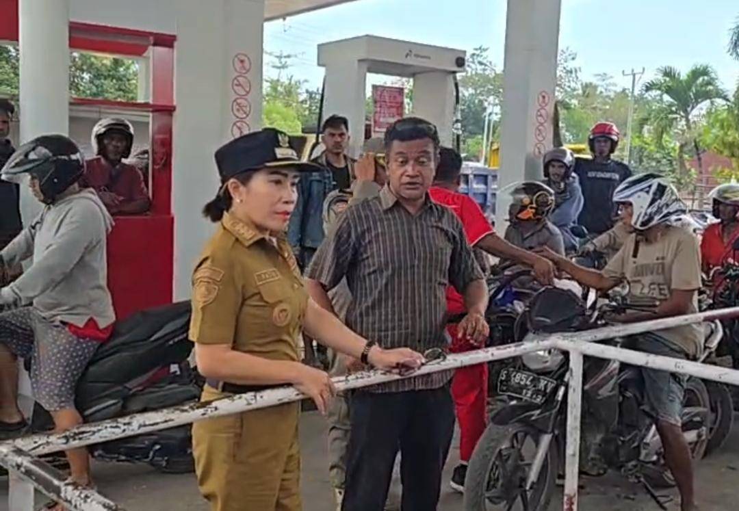 Bupati Sumba Barat Daya, Ratu Wulla, meninjau salah satu SPBU yang antreannya membludak. 