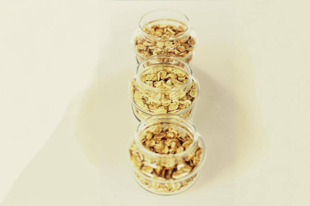 Potret oatmeal dalam stoples
