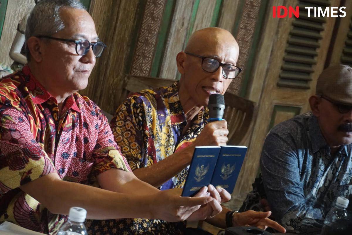 Ayah Diplomat Kemlu Arya Daru, Subaryono (tengah) bersama kuasa hukum keluarga.jpeg