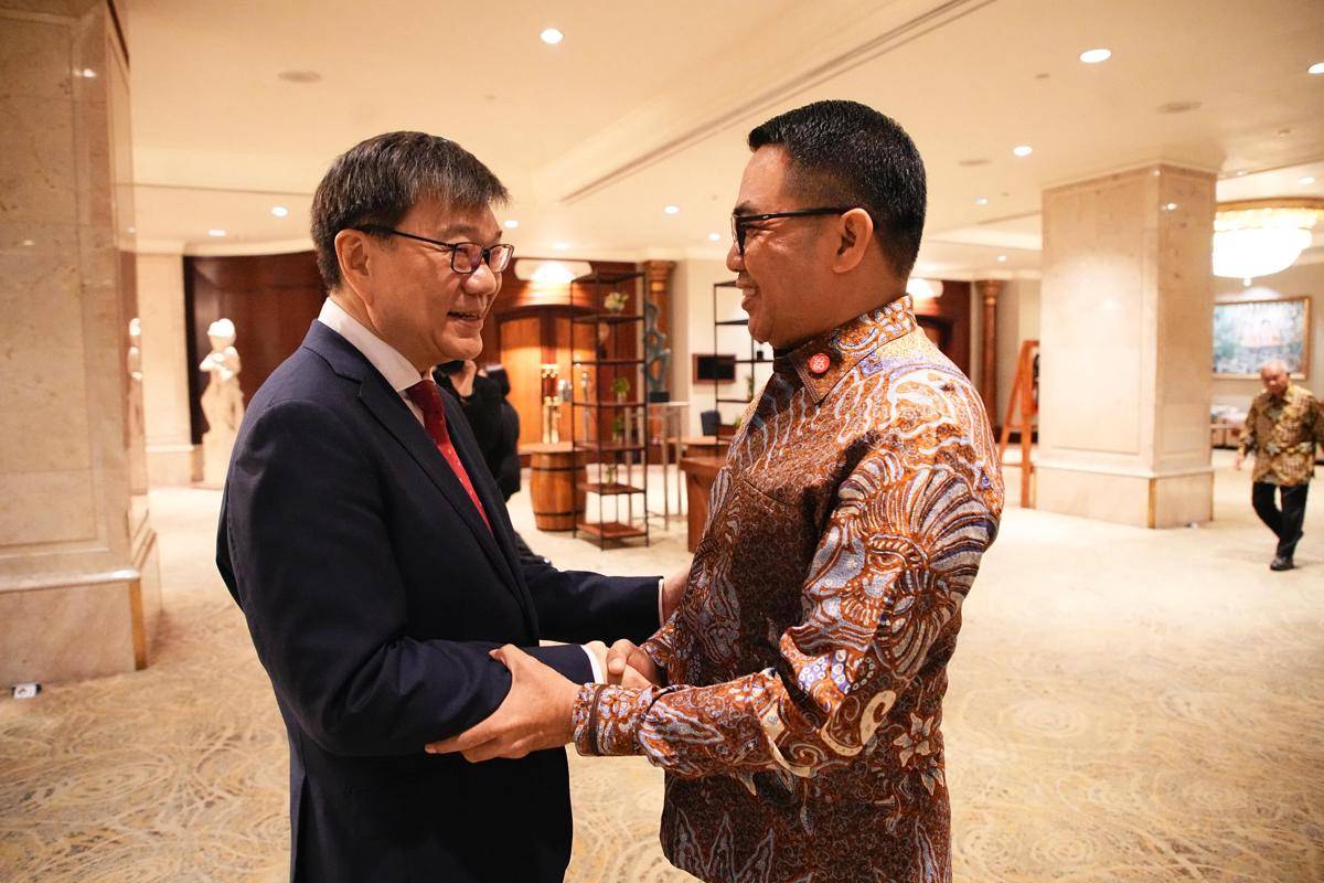 Dubes Singapura untuk Indonesia, Kwool Fook Seng menyambut Wali Kota Samarinda Andi Harun.