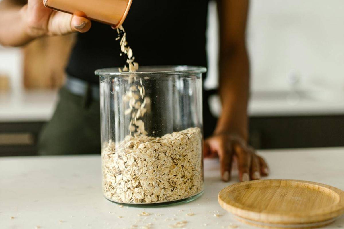 Potret menuangkan oats ke stoples