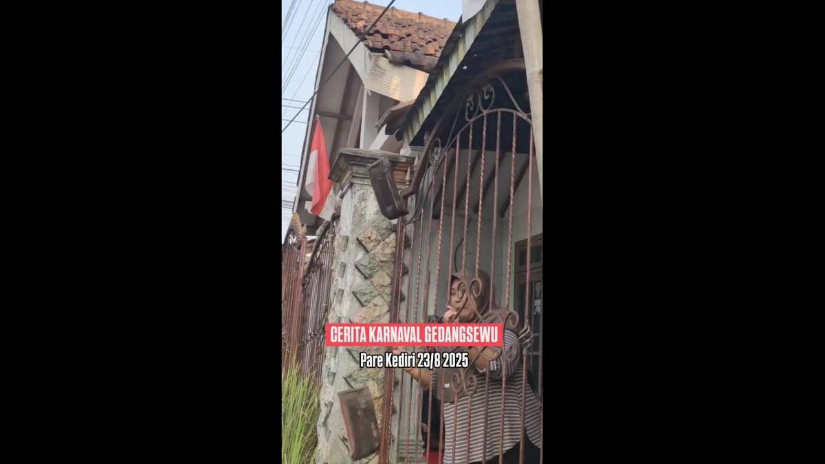 Screensshoot video genteng rumah jatuh saat karnaval sund system di Kediri. IDN Times/ istimewa