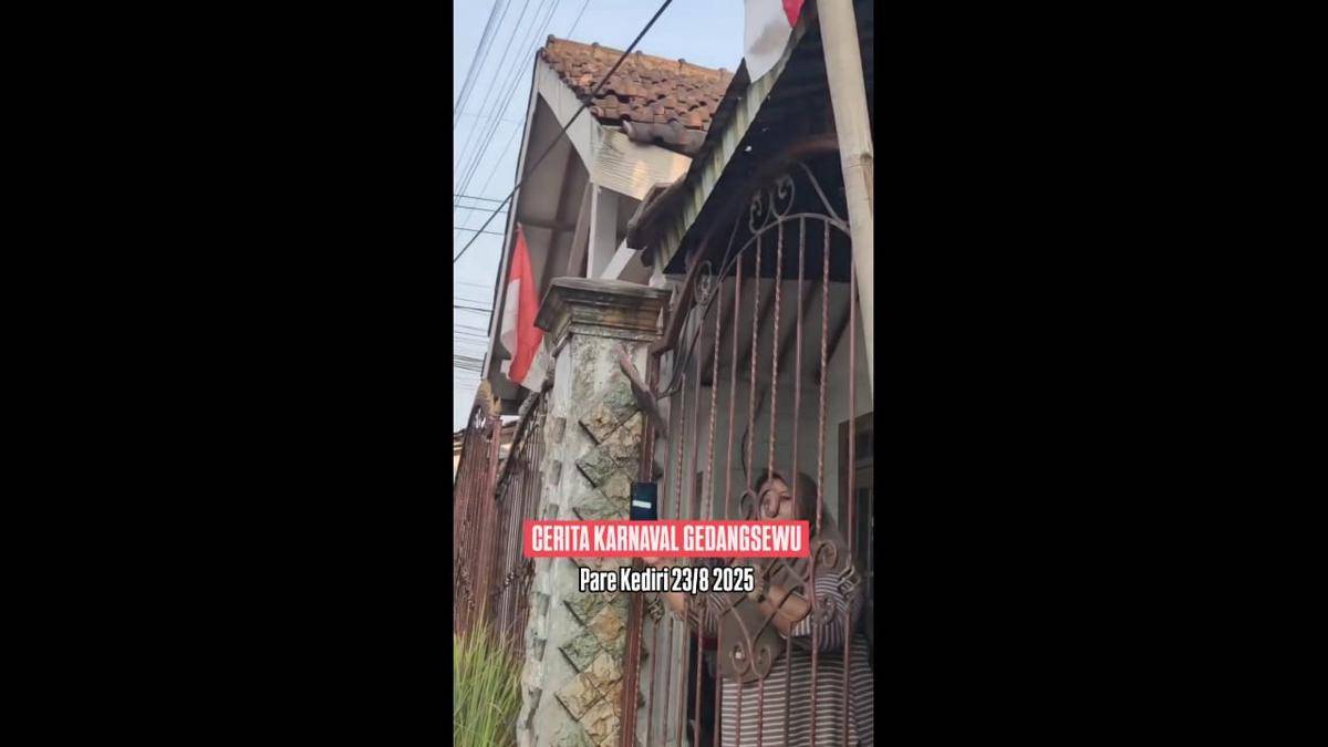 Screensshoot video genteng rumah jatuh saat karnaval sund system di Kediri. IDN Times/ istimewa