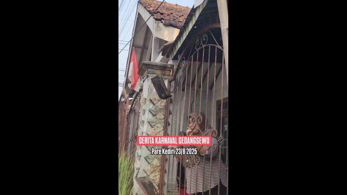 Screensshoot video genteng rumah jatuh saat karnaval sund system di Kediri. IDN Times/ istimewa
