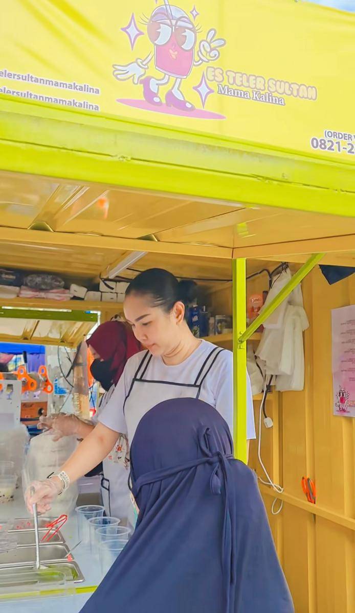 Kalina Ocktraanny jualan es teles di pinggir jalan