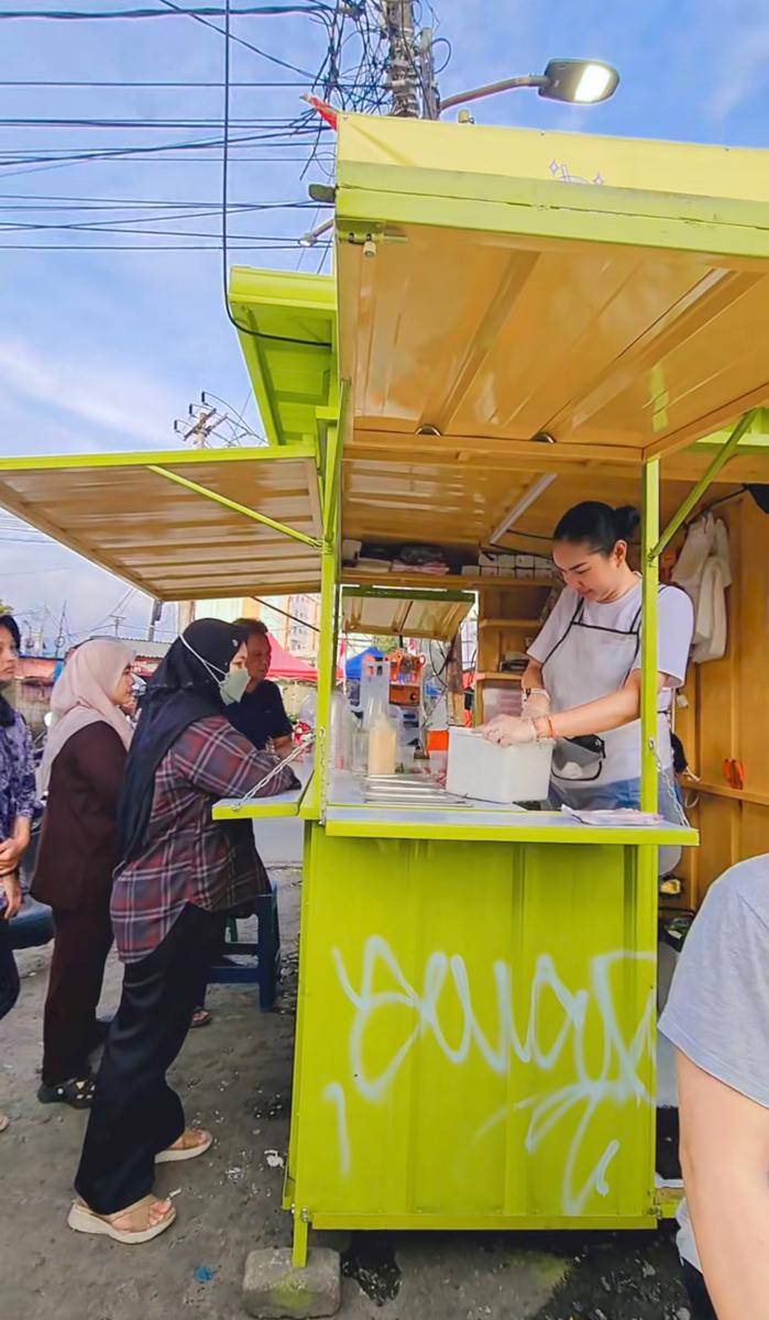 Kalina Ocktraanny jualan es teles di pinggir jalan