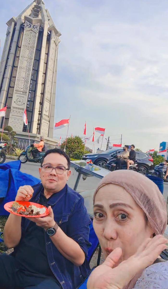 Kalina Ocktraanny jualan es teles di pinggir jalan
