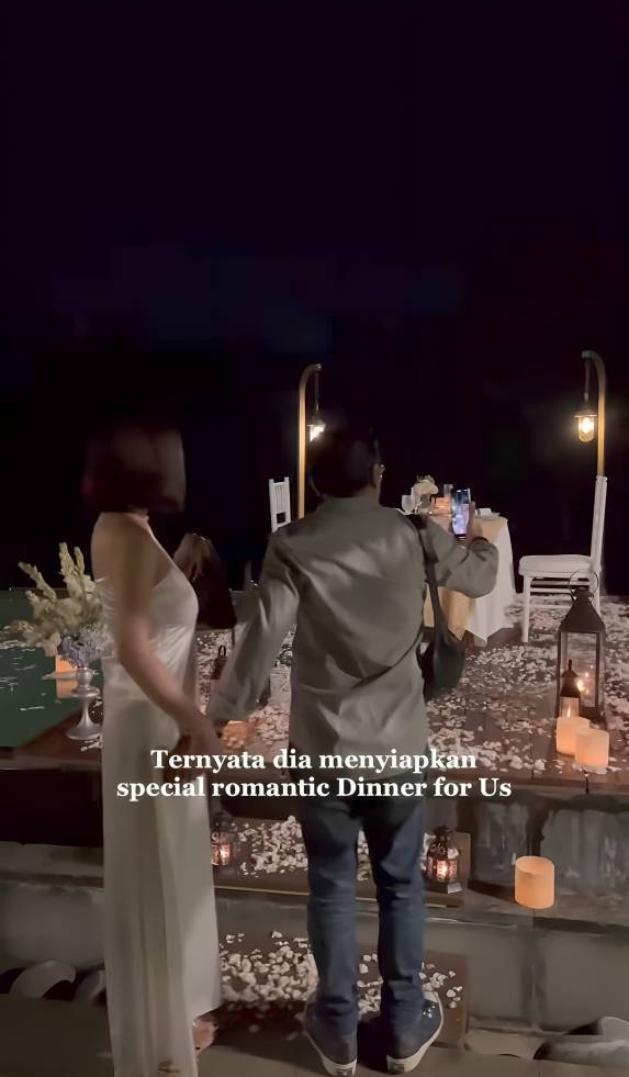 Ari Lasso makan malam romantis dengan Dearly Desiana