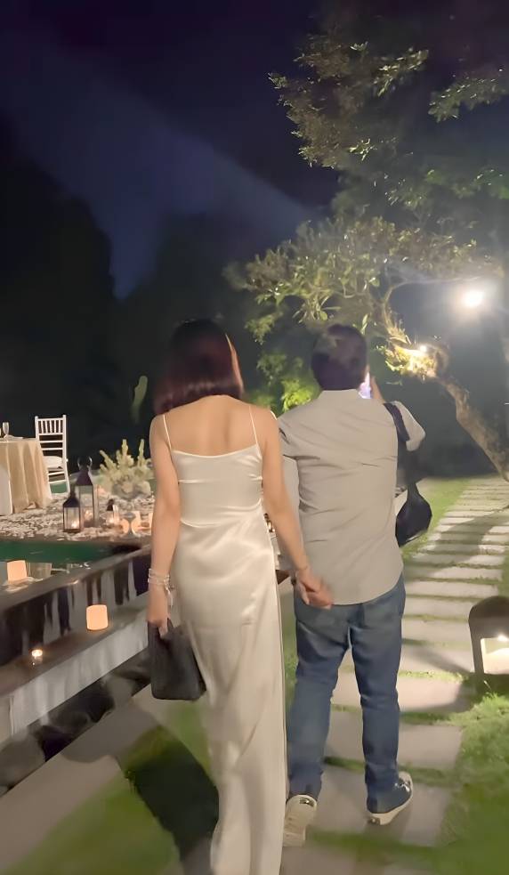 Ari Lasso makan malam romantis dengan Dearly Desiana