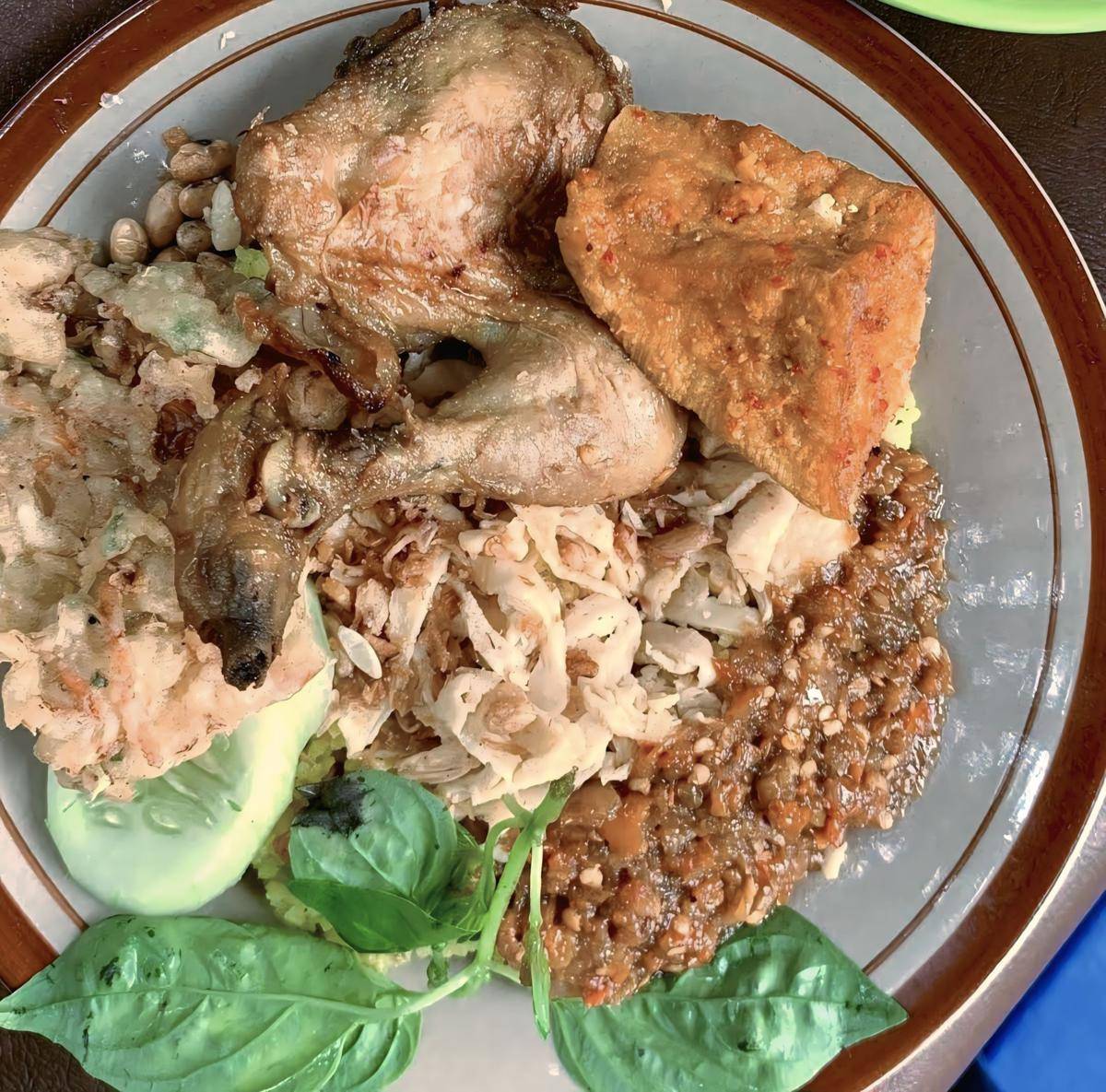 Nasi Kuning Pak Rowi (google.com/maps/SnackerSneakers)