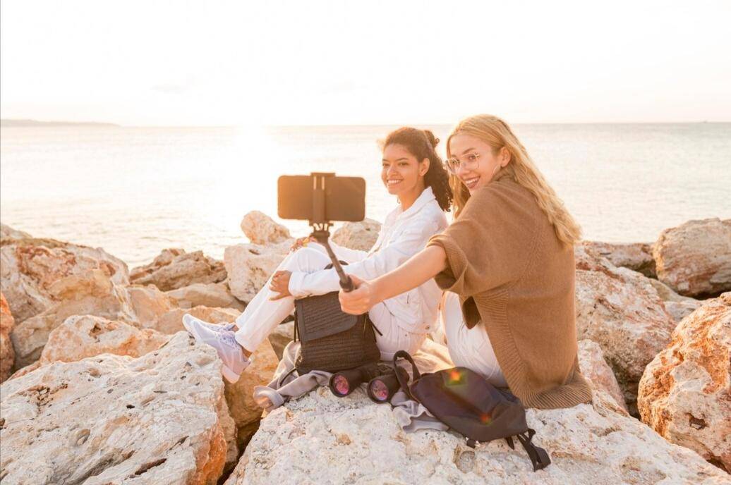 ilustrasi travel vlogging