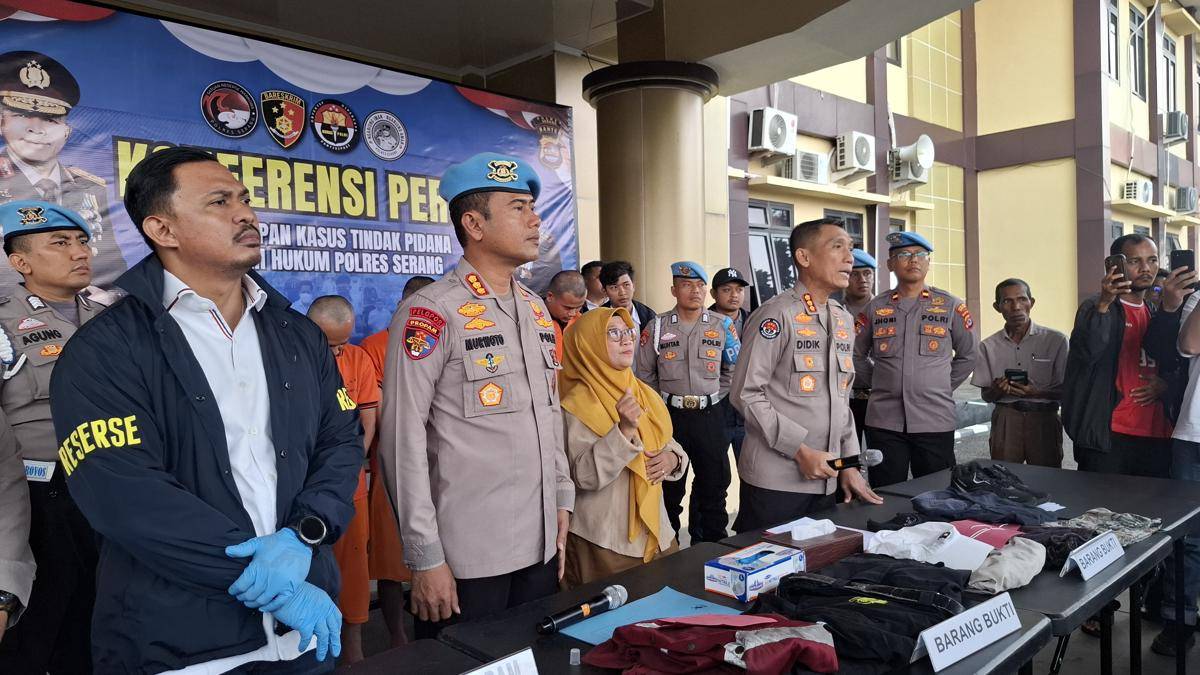Kabid Propam, Kabid Humas dan Kapolres Serang saat konferensi pers