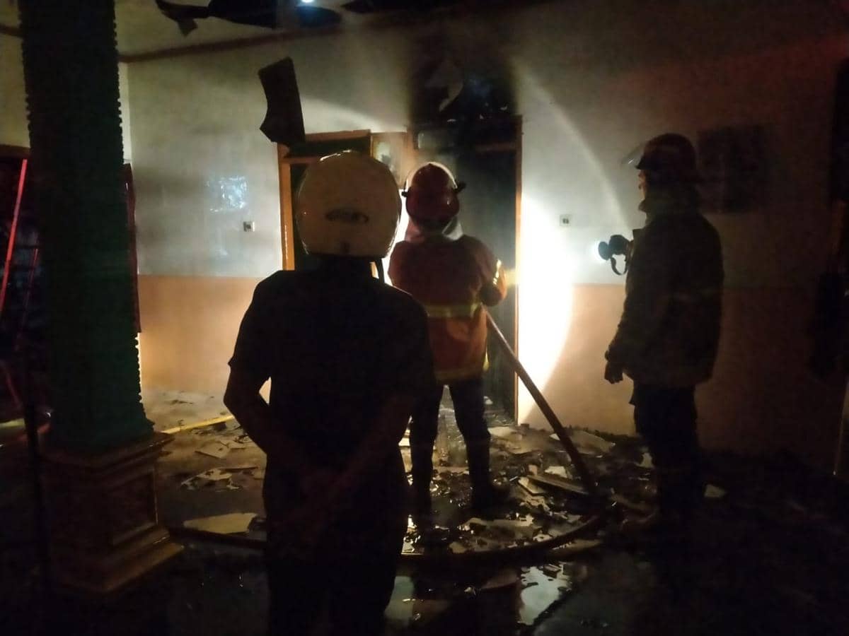 Diduga akibat korsleting listrik rumah Harimin di Desa Sukowiyono, Kecamatan Padas, Kabupaten Ngawi, ludes terbakar. IDN Times/Istimewa.