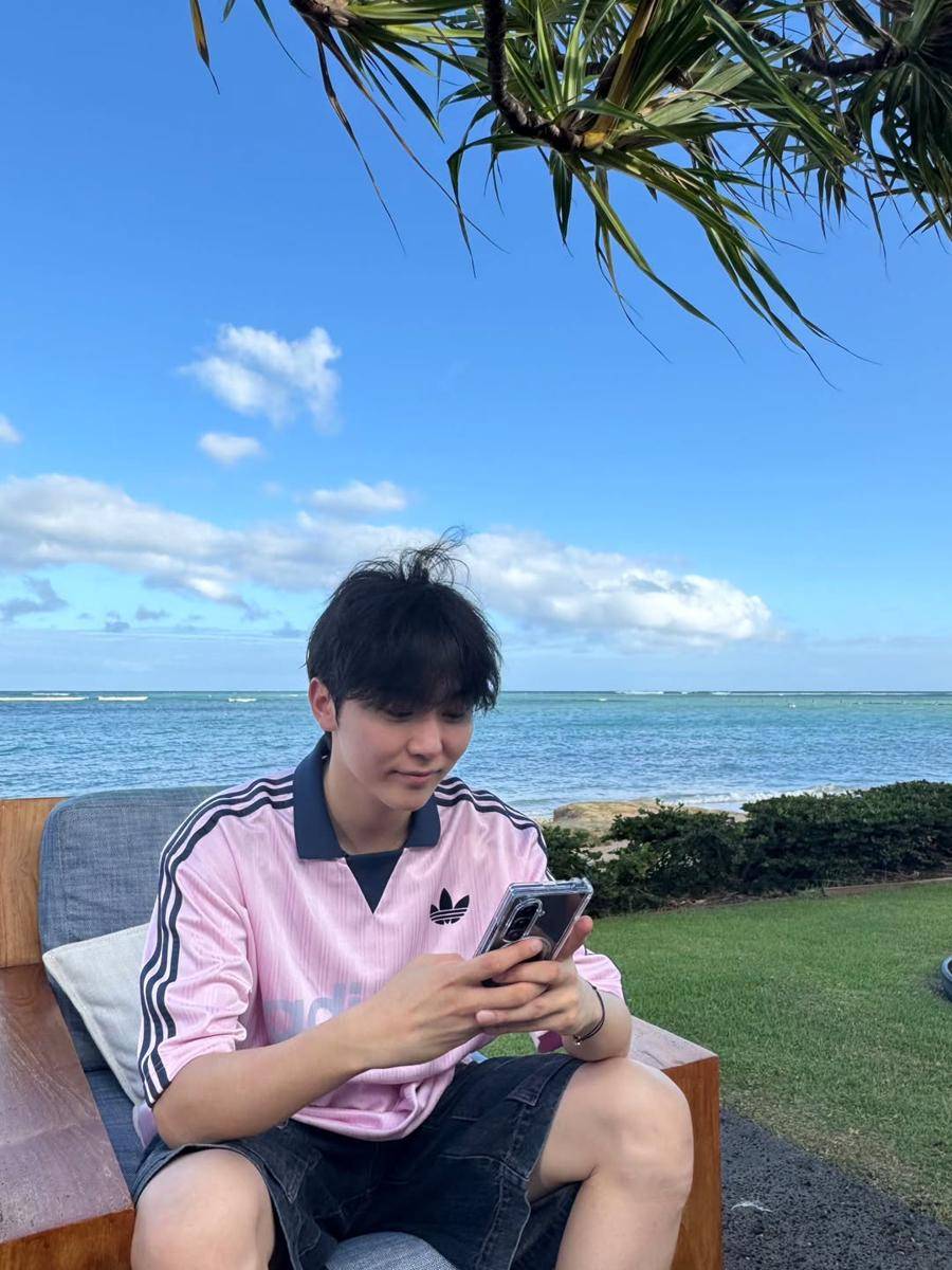 potret liburan Seungkwan SEVENTEEN di Hawaii (instagram.com/pledis_boos)