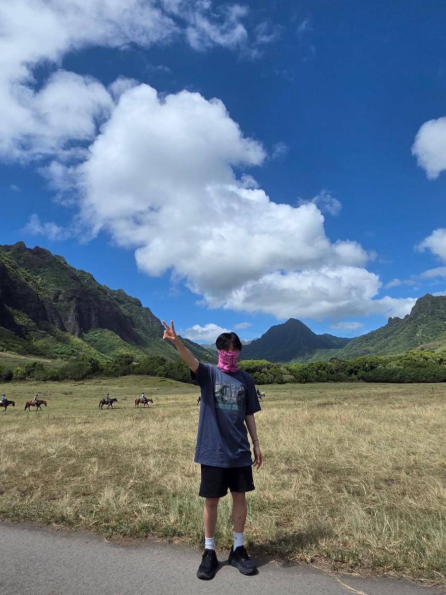 potret liburan Seungkwan SEVENTEEN di Hawaii (instagram.com/pledis_boos)