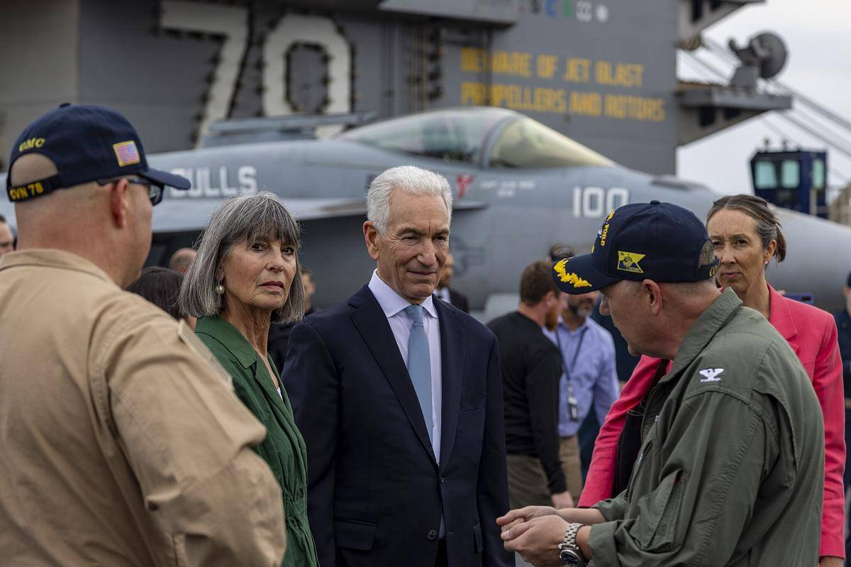 Duta Besar AS untuk Prancis, Charles Kushner (tengah). (U.S. Navy photo by Seaman Gladjimi Balisage, Public domain, via Wikimedia Commons)