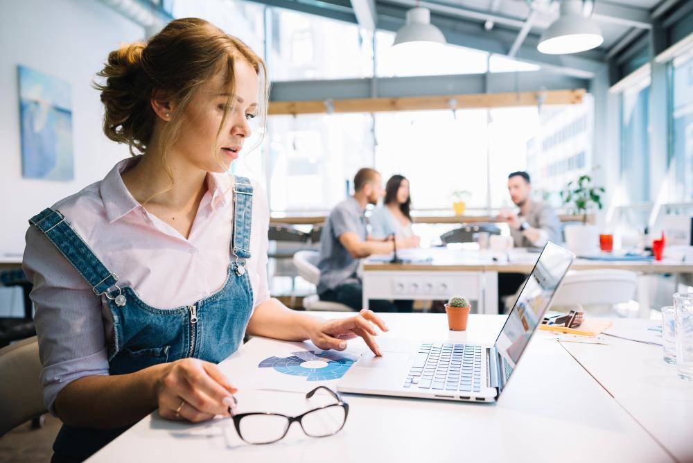 ilustrasi perempuan bekerja di startup
