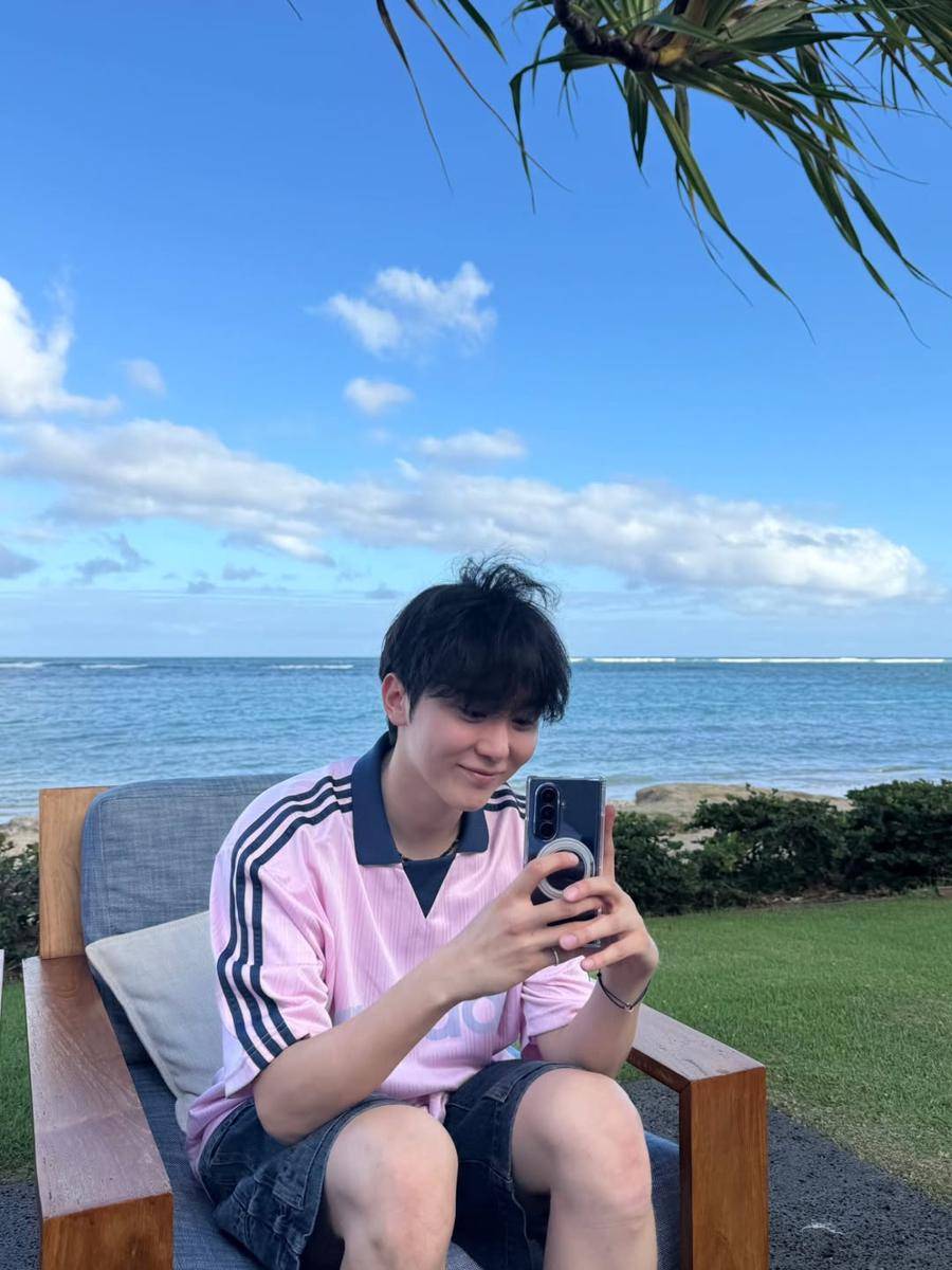 potret liburan Seungkwan SEVENTEEN di Hawaii (instagram.com/pledis_boos)