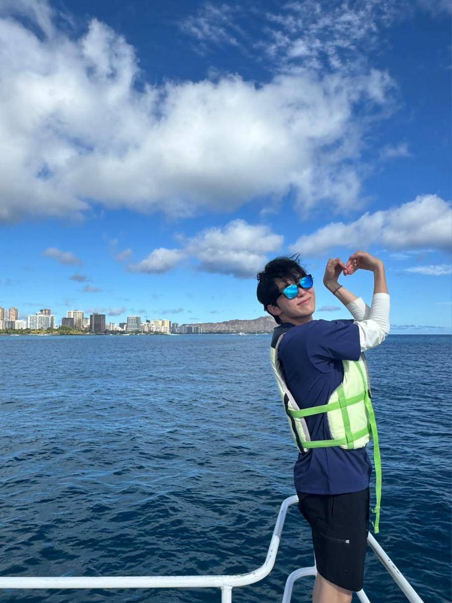 potret liburan Seungkwan SEVENTEEN di Hawaii (instagram.com/pledis_boos)