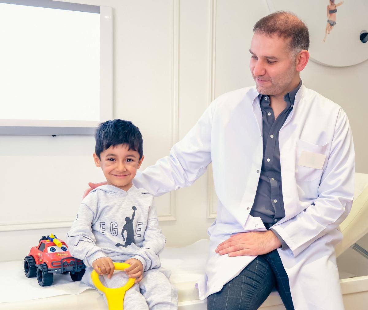 gambar dokter dan seorang anak (unsplash.com/Ortopediatri Çocuk Ortopedi Akademisi)