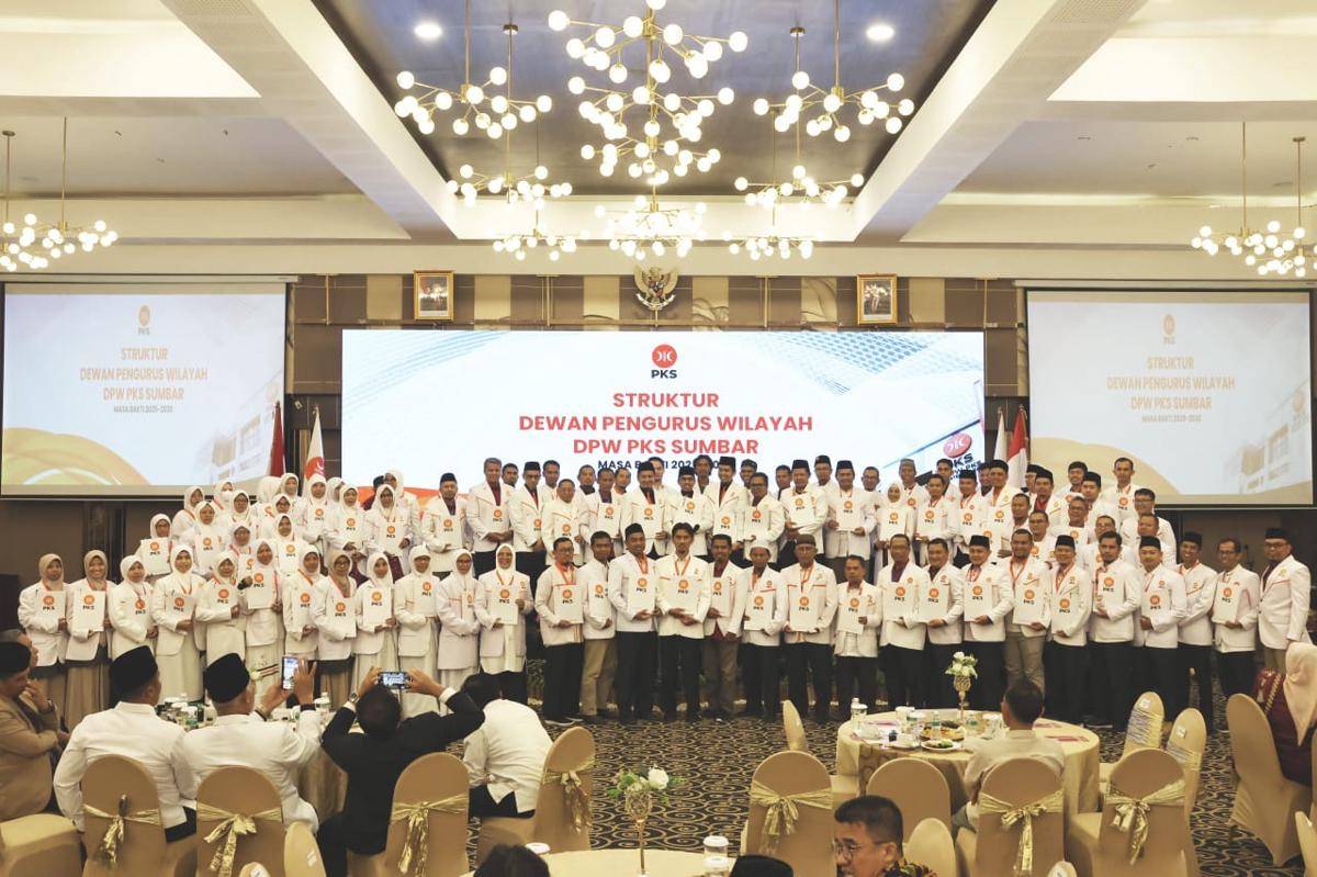 Pengurus baru DPW PKS Sumbar dilantik (Foto: Dok PKS Sumbar)