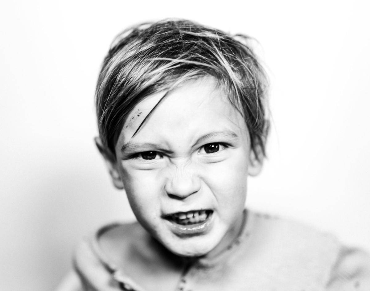 gambar seorang anak yang sedang marah (unsplash.com/Nathan Dumlao)