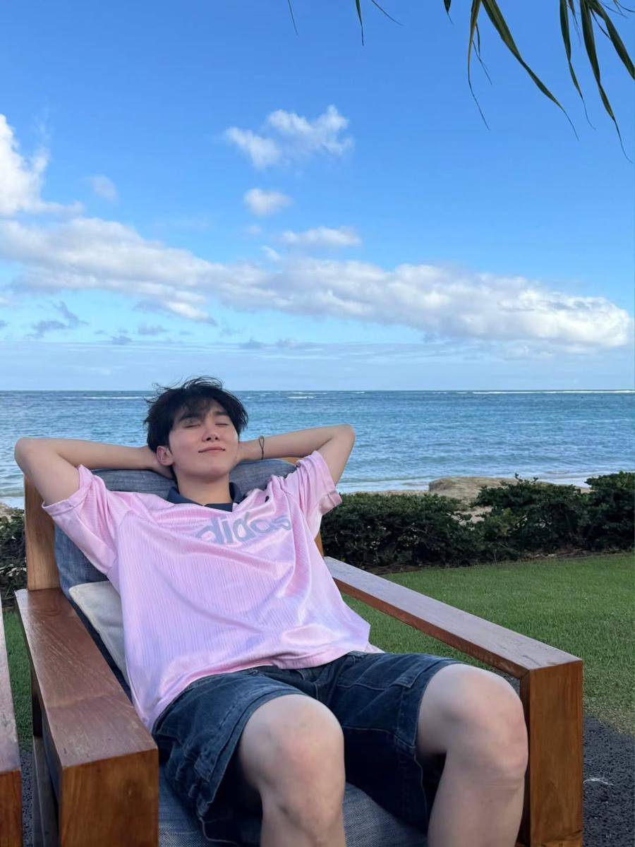 potret liburan Seungkwan SEVENTEEN di Hawaii (instagram.com/pledis_boos)