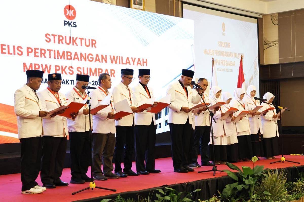 Jajaran pengurus lama DPW PKS Sumbar (Foto: Dok PKS Sumbar)