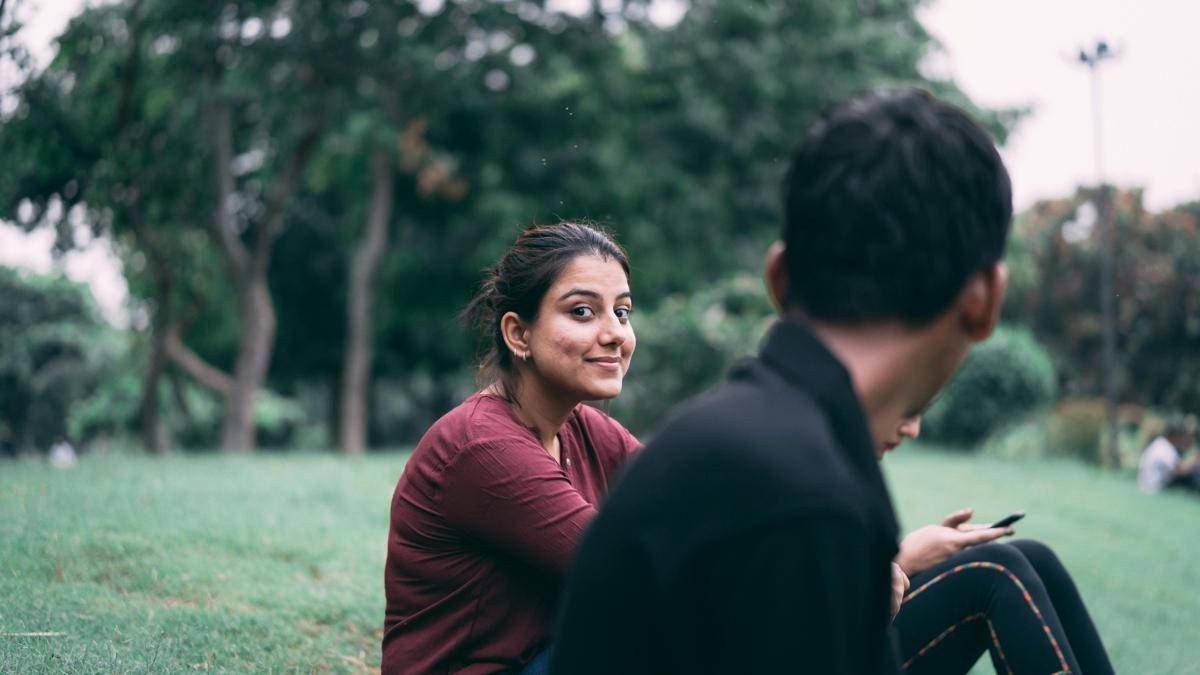ilustrasi perempuan tersenyum kepada pria (unsplash.com/Ashwini Chaudhary(Monty))