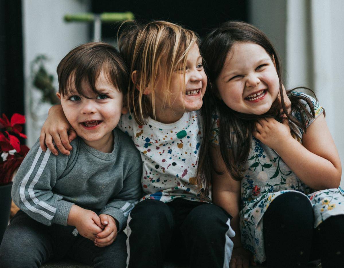 gambar tiga anak kecil (unsplash.com/Nathan Dumlao)