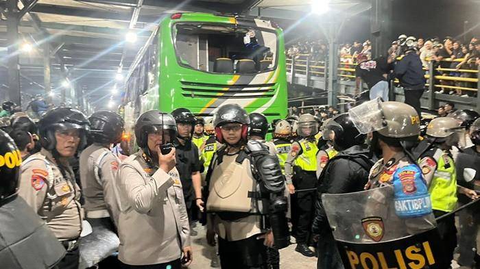 Polisi berupaya mengendalikan situasi dalam insiden bentrok pascapertandingan yang diduga melibatkan antara suporter PSIM dan Persib Bandung di Yogyakarta, pada Minggu (24/8/2025) malam. Polisi menegaskan tidak ada korban jiwa dalam peristiwa tersebut. (dok. Polda DIY)