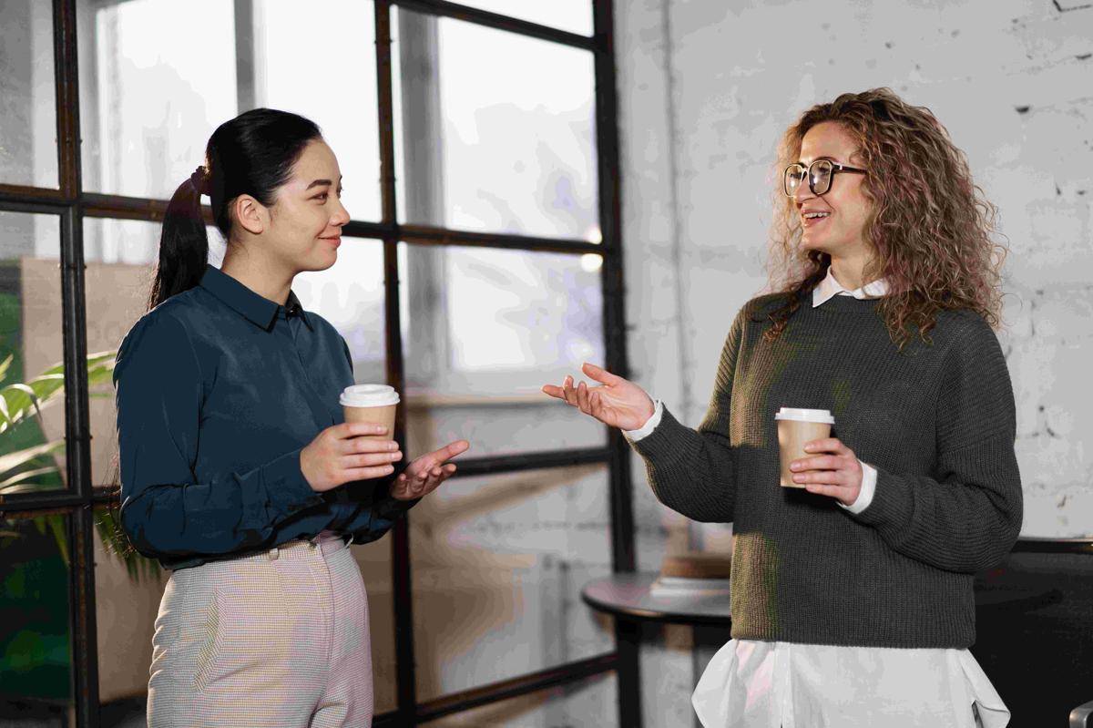 ilustrasi berdiskusi dengan teman kantor (freepik.com/freepik)