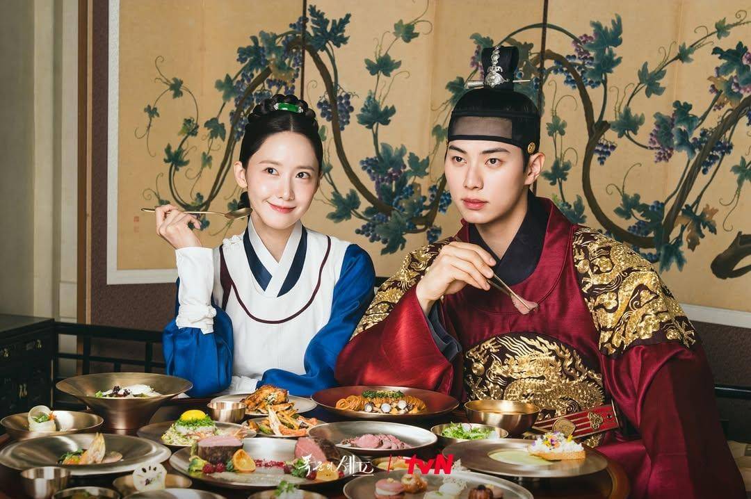 Im Yoon Ah dan Lee Chae Min di drama Bon Appétit, Your Majesty (instagram.com/tvn_drama)