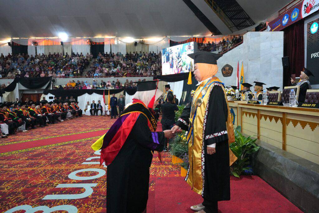 Ervina Agustin dari Program Studi (Prodi) Pendidikan Bahasa Inggris Dinobatkan Sebagai Wisudawan Terbaik Program Magister Tingkat Universitas Pada Wisuda Periode VIII Tahun 2024/2025 (Dok/Humas Unila)