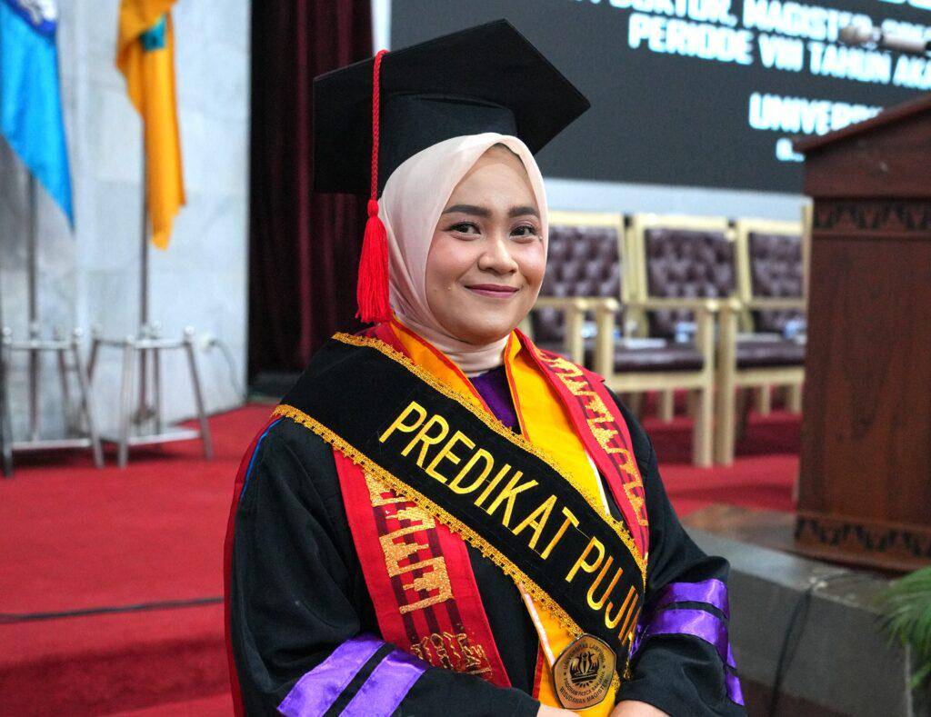 Ervina Agustin dari Program Studi (Prodi) Pendidikan Bahasa Inggris Dinobatkan Sebagai Wisudawan Terbaik Program Magister Tingkat Universitas Pada Wisuda Periode VIII Tahun 2024/2025 (Dok/Humas Unila)