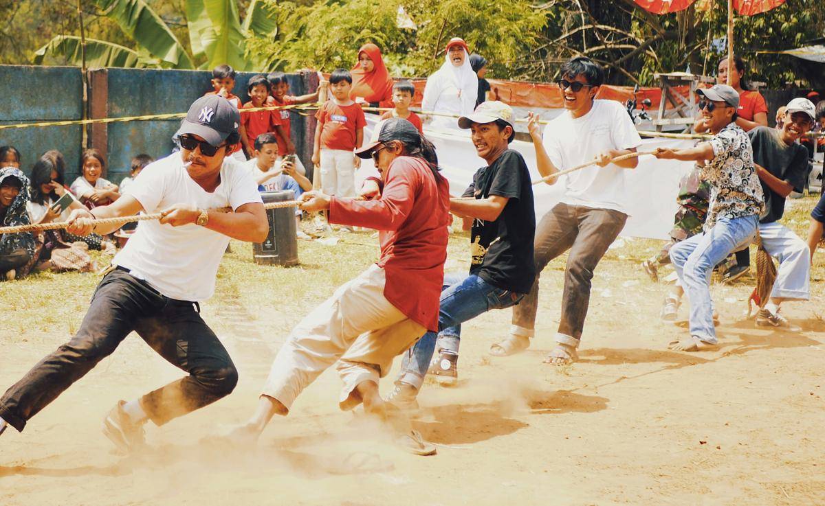 lomba tarik tambang (unsplash.com/Firas Wardhana)