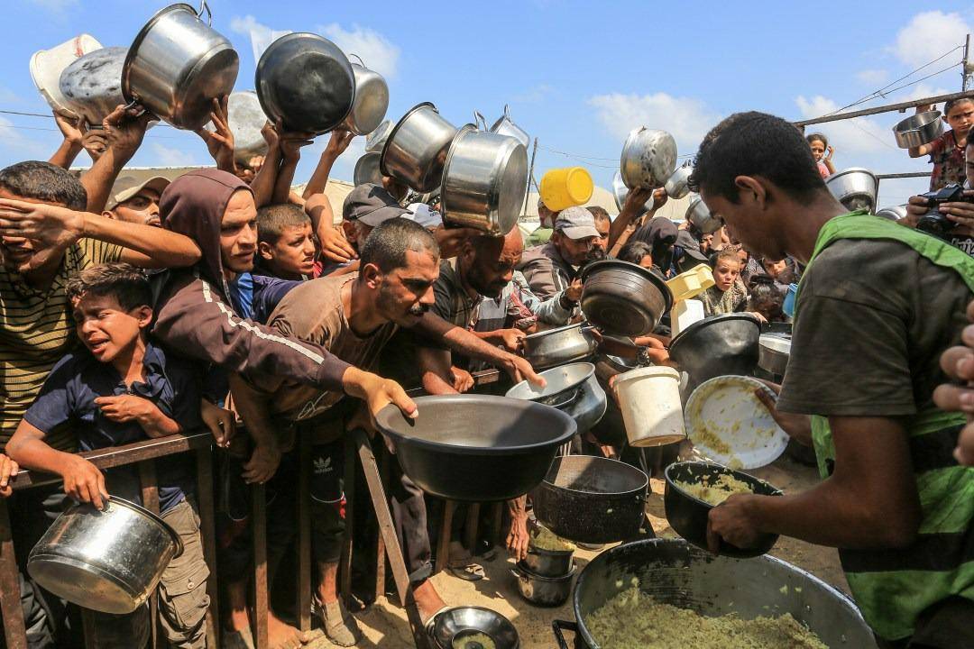 potret kerumunan warga Palestina di tengah pembagian makanan di  Khan Yunis, Gaza (vox.com/JoshsuaKeating)