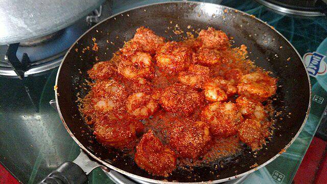ilustrasi masak udang dengan bumbu (commons.wikimedia.org/Aashita Kawatra)