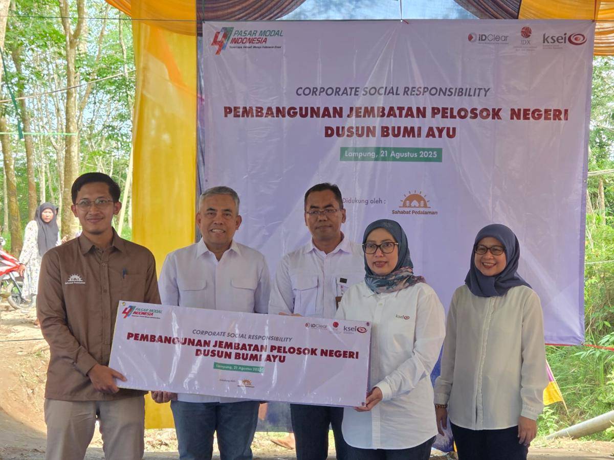 Pasar Modal saat meresmikan jembatan di Way Kanan, Lampung. (IDN Times/istimewa)