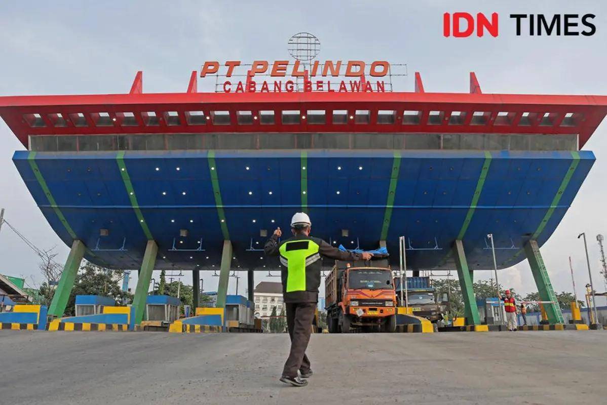 Aktivitas di Pintu Gerbang SPMT Branch Belawan Medan, Selasa (28/5/2024) sore. Gate SPMT Belawan kini sudah menerapkan teknologi digital sebagai bagian dari PTOS-M (IDN Times/Arifin Al Alamudi)