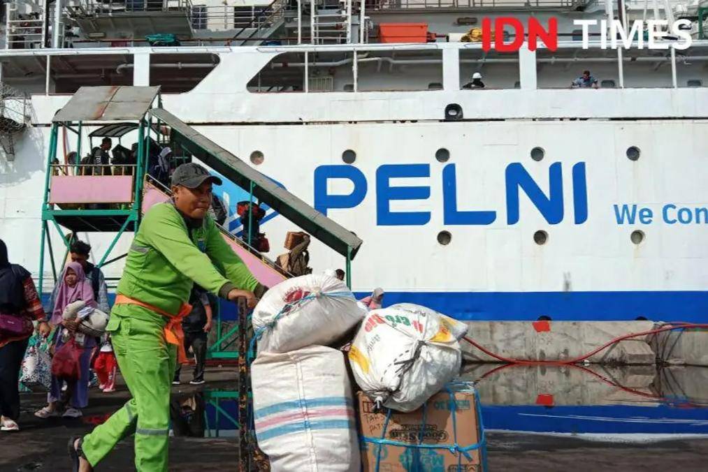 Ilustrasi pelabuhan (IDN Times/Fariz Fardianto)