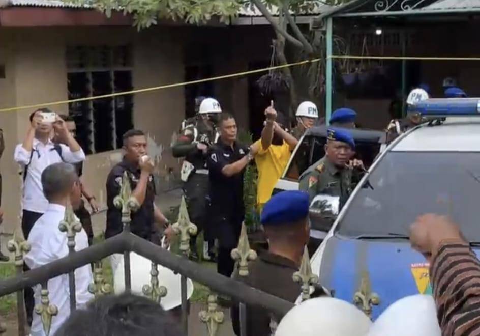 Serma TD mengacungkan jari tengah kepada masyarakat saat rekonstruksi (dok.IDN Times)