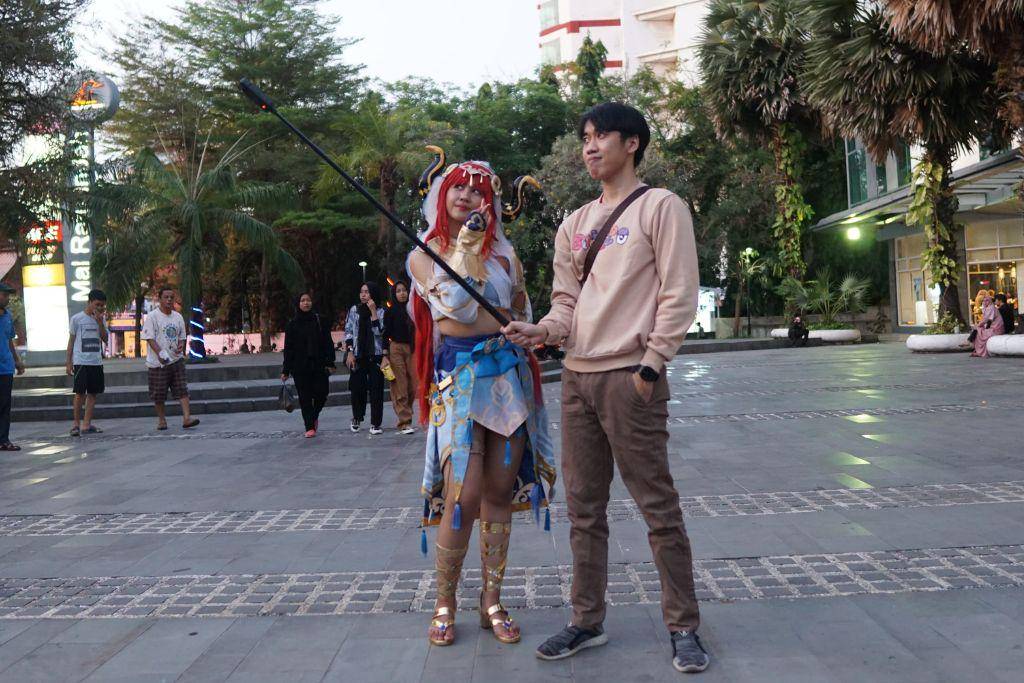 Content creator asal Makassar, Miftahul Nur atau Nunu (@nunu.koe) membuat konten saat mengunjungi salah satu event pop culture Jepang di Makassar. (Dok. Pribadi)