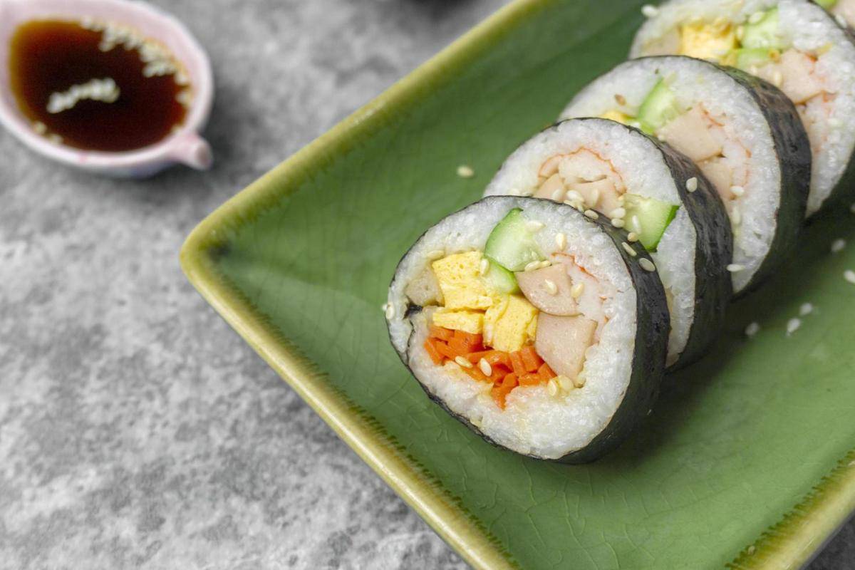 ilustrasi kimbap (vecteezy.com/Sunisa Kanphian)